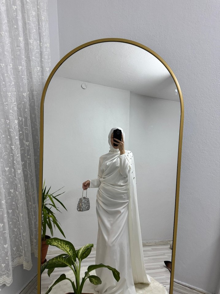 Beyaz Nakışlı Uzun Saten Elbise - Görsel 3