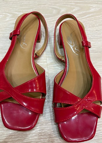 Kırmızı Tokalı Blok Topuklu Kadın Sandalet - Görsel 3