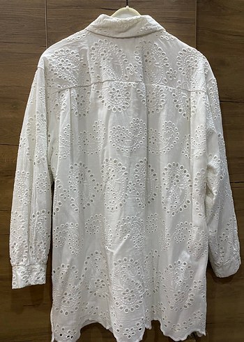 Düğmeli Beyaz İnci Detaylı Nakışlı Gömlek Tunik - Görsel 3