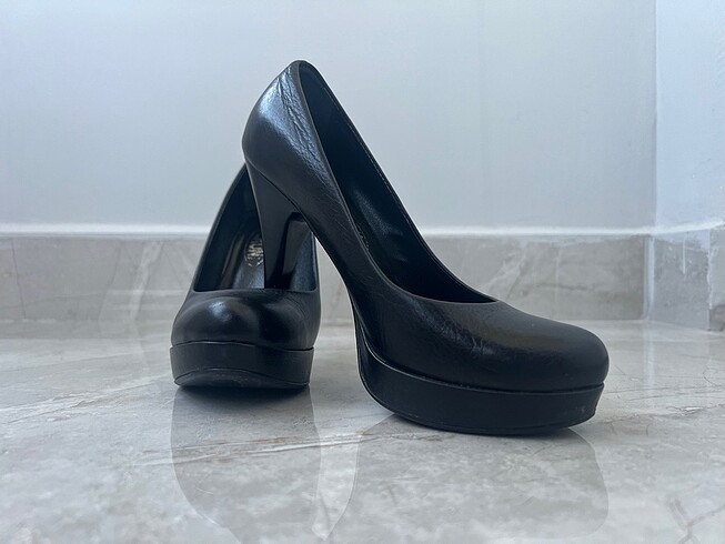 Siyah Deri Veroni Marka Topuklu Ayakkabı