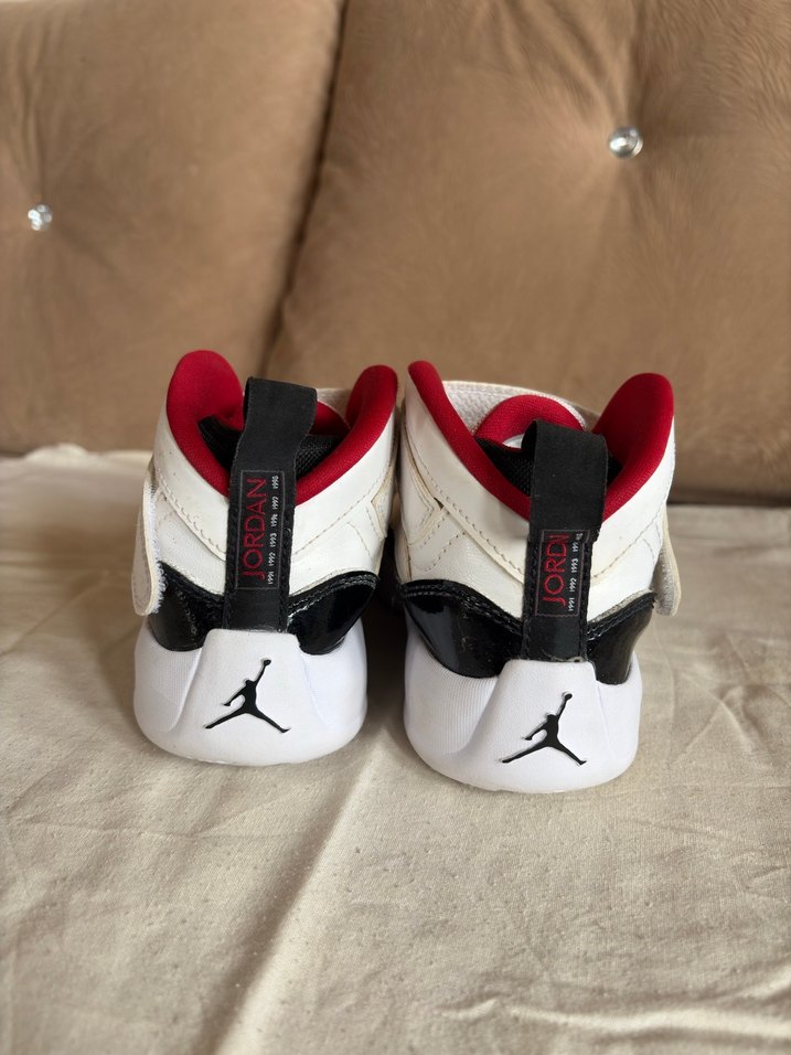 Beyaz Siyah Tokalı Basketbol Ayakkabısı - Görsel 3