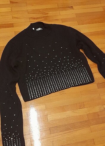 Siyah taşlı triko crop bluz