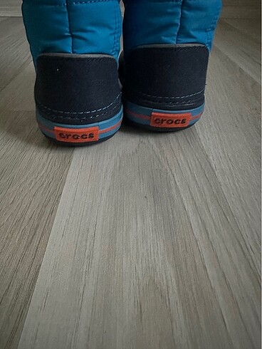 22 Beden Crocs marka bot