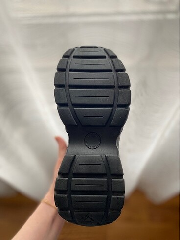 38 Beden siyah Renk Kalın Tabanlı Spor Ayakkabı .