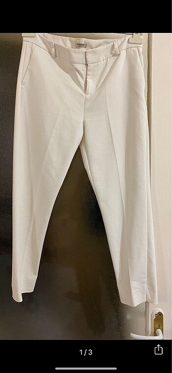 Kumaş bilekte beyaz pantolon