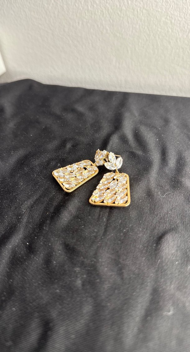 Altın Renkli Mini Payetli Küpe - Görsel 2