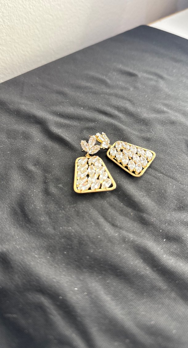 Altın Renkli Mini Payetli Küpe - Görsel 3