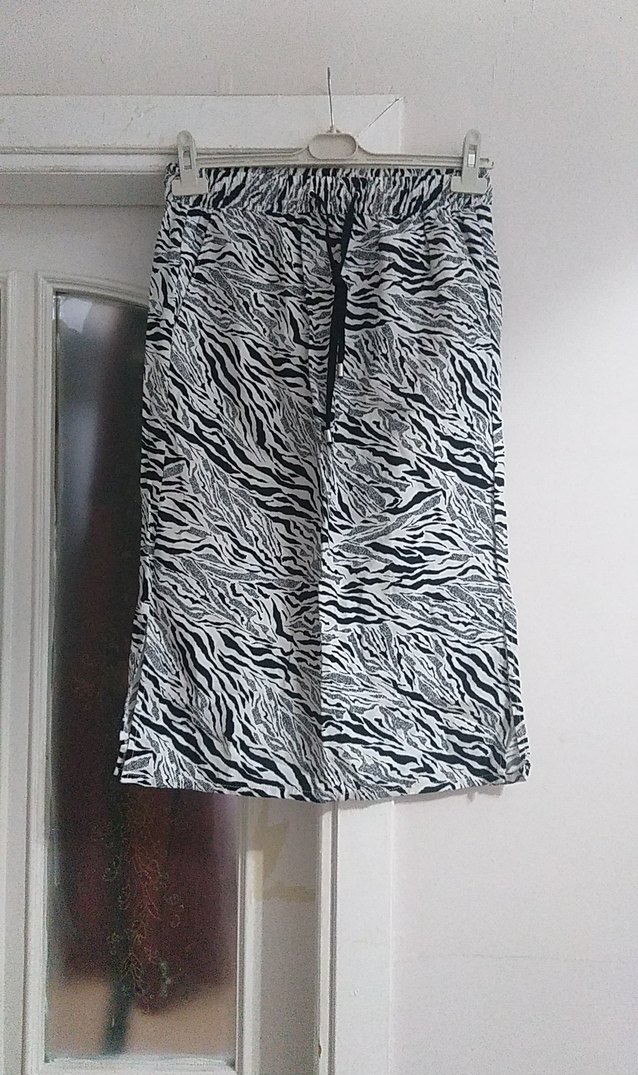 Zebra Desenli Gri Kadın Bermuda Şort - Görsel 4