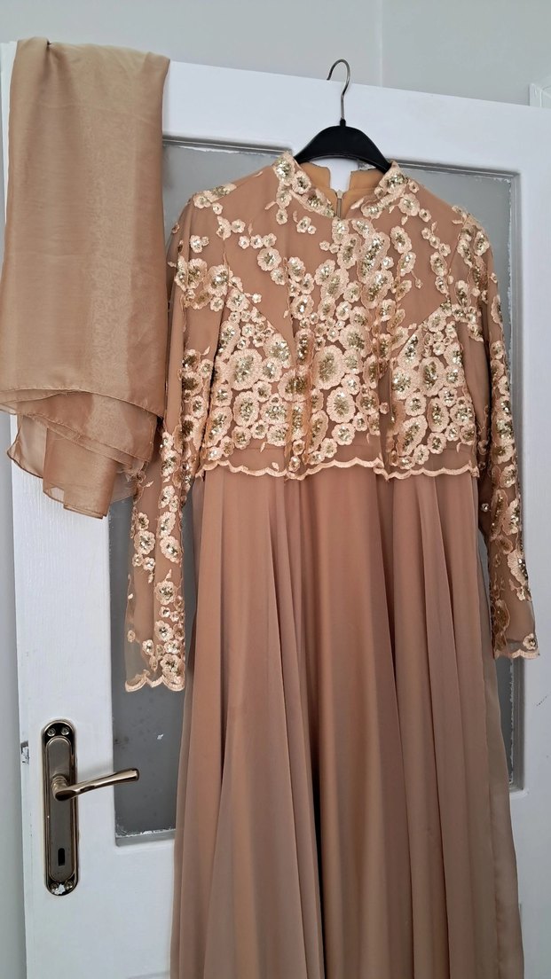 Bej Uzun Kollu İşlemeli Uzun Abiye - Görsel 3