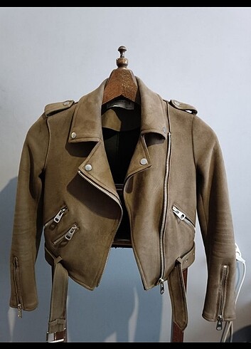 Zara Mont