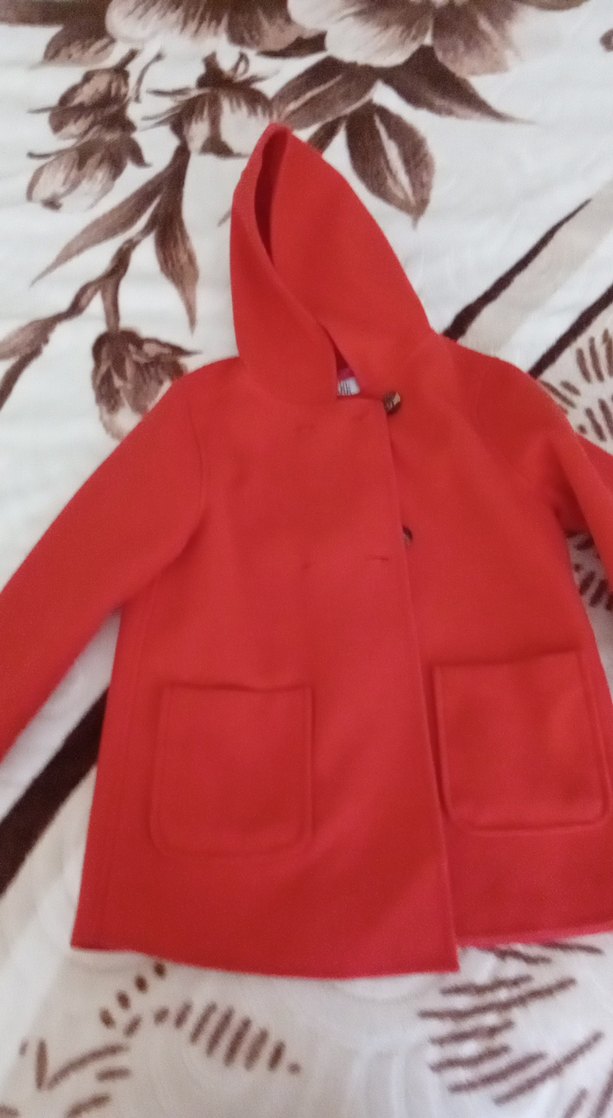 Kırmızı Kapüşonlu Düğmeli kiz cocuk kaban - Görsel 2