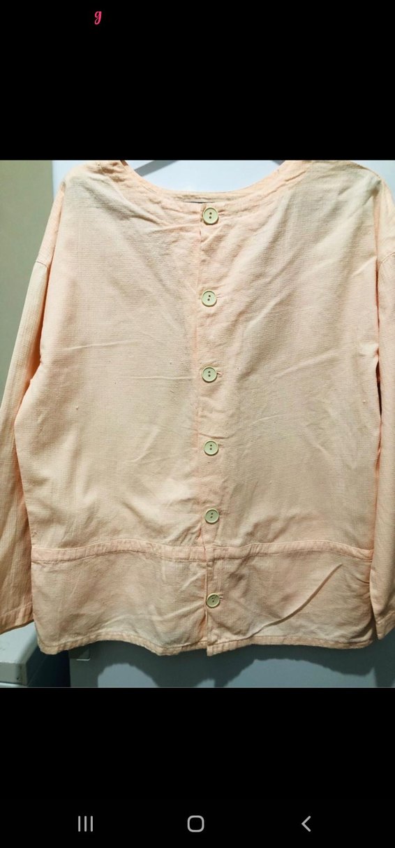 Arkası düğme detaylı bluz - Görsel 3