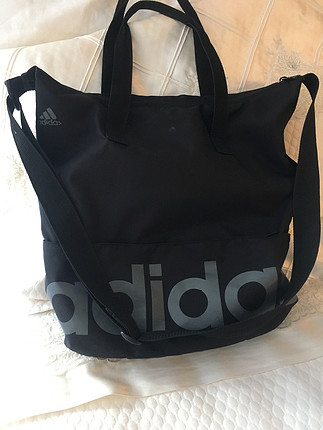 Adidas canta