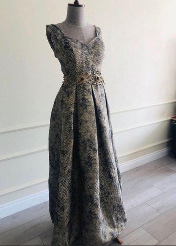 Bej Gri Yılan Desenli Kemerli Uzun Abiye - Görsel 2