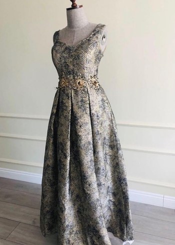 Bej Gri Yılan Desenli Kemerli Uzun Abiye - Görsel 3