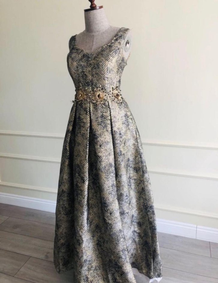 Bej Gri Yılan Desenli Kemerli Uzun Abiye - Görsel 3