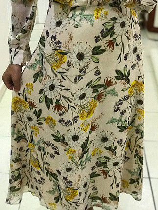 s Beden Krem çiçekli fırfırlı uzun elbise