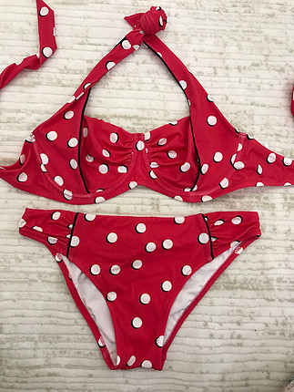 Kom Kırmızı beyaz puantiyeli bikini takım