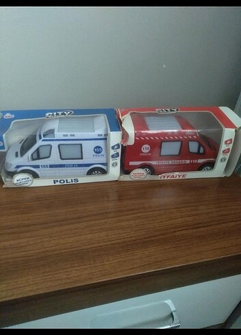 Oyuncak ambulans ile polis arabası 