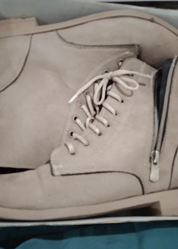 Bej Süet Tüylü Bağcıklı Kadın Bot - Görsel 3