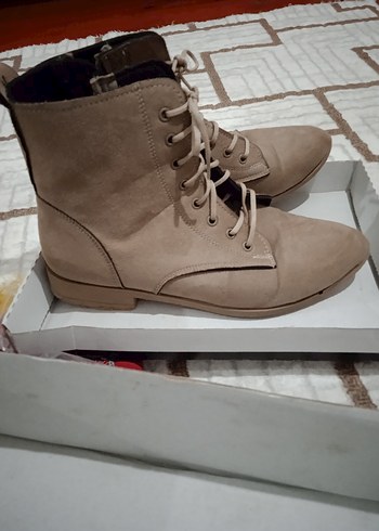 Bej Süet Tüylü Bağcıklı Kadın Bot - Görsel 6