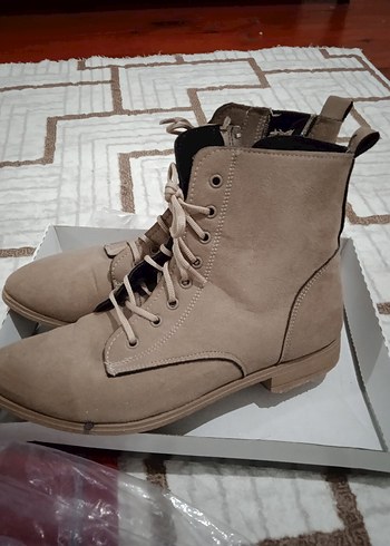 Bej Süet Tüylü Bağcıklı Kadın Bot - Görsel 5