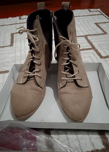 Bej Süet Tüylü Bağcıklı Kadın Bot - Görsel 4