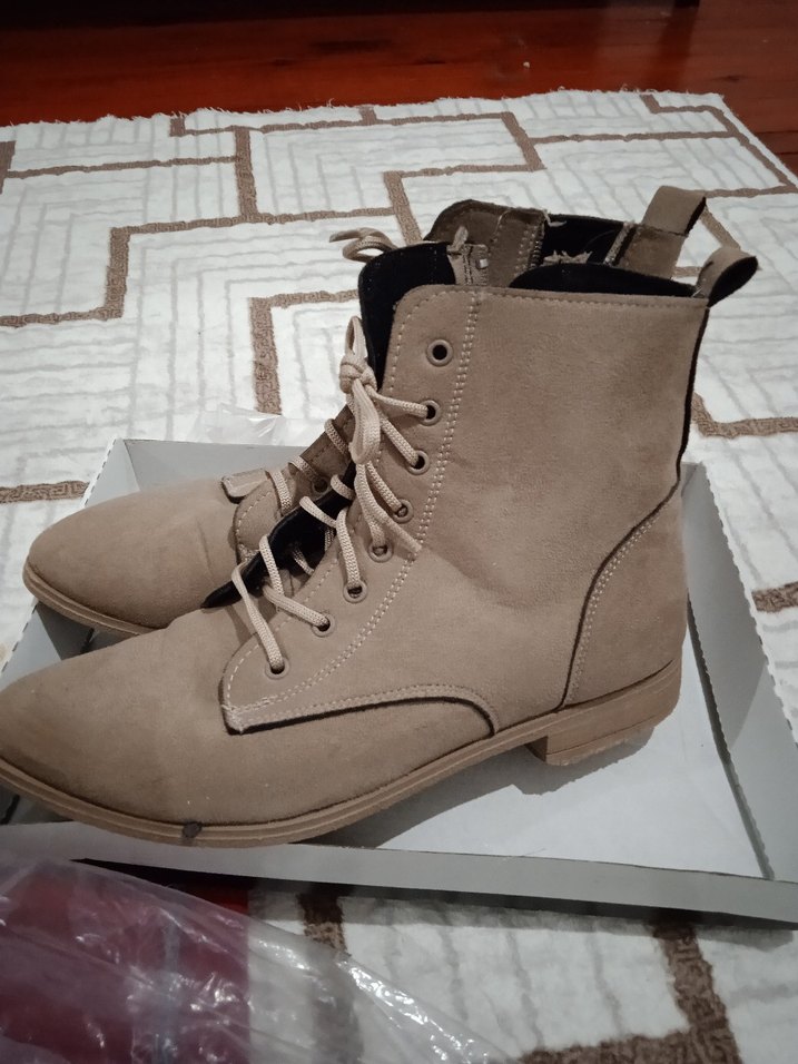 Bej Süet Tüylü Bağcıklı Kadın Bot - Görsel 5