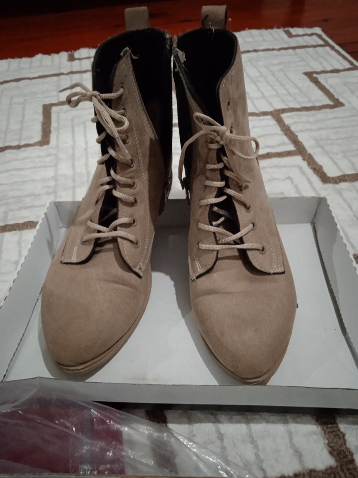 Bej Süet Tüylü Bağcıklı Kadın Bot - Görsel 4