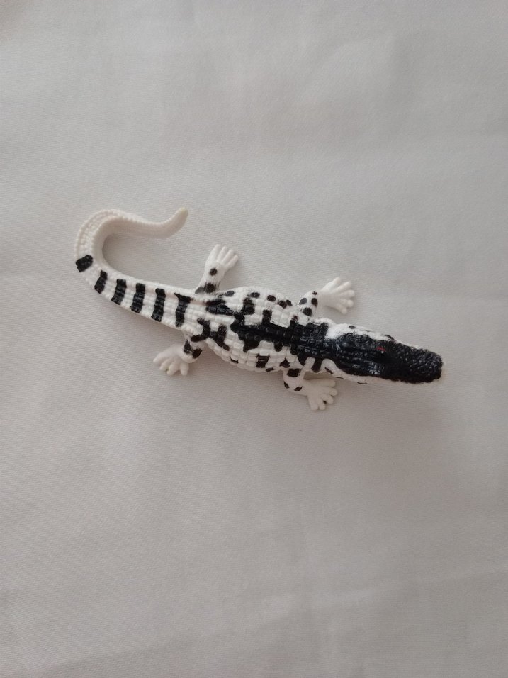 Renkli Beyaz Timsah Figürü - Görsel 3