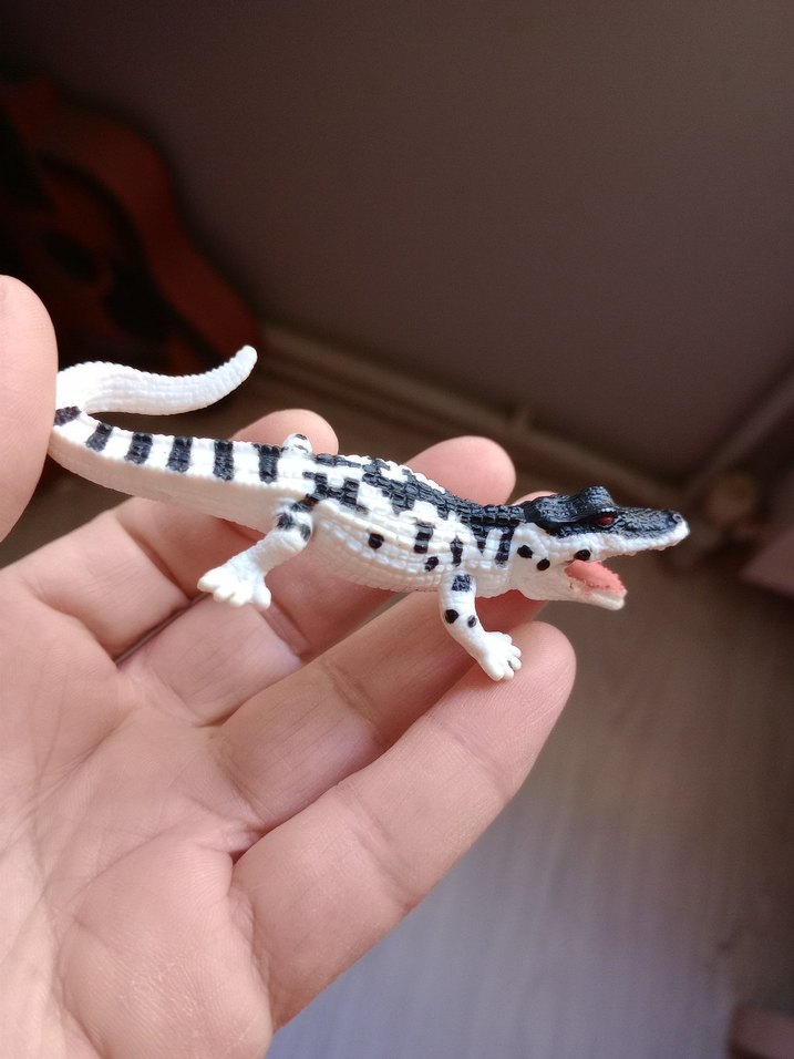 Renkli Beyaz Timsah Figürü - Görsel 4