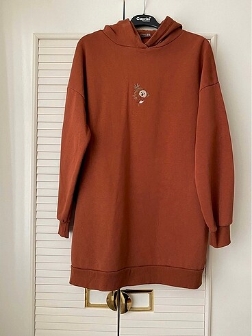 Kahverengi kapüşonlu sweatshirt