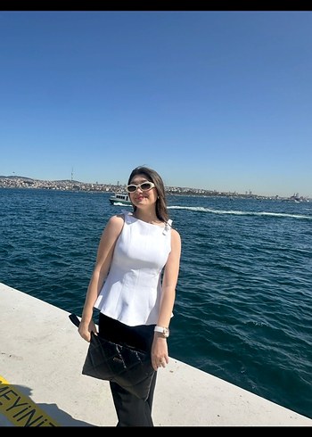 Beyaz Yüksek Yakalı Kolsuz Midi Bluz