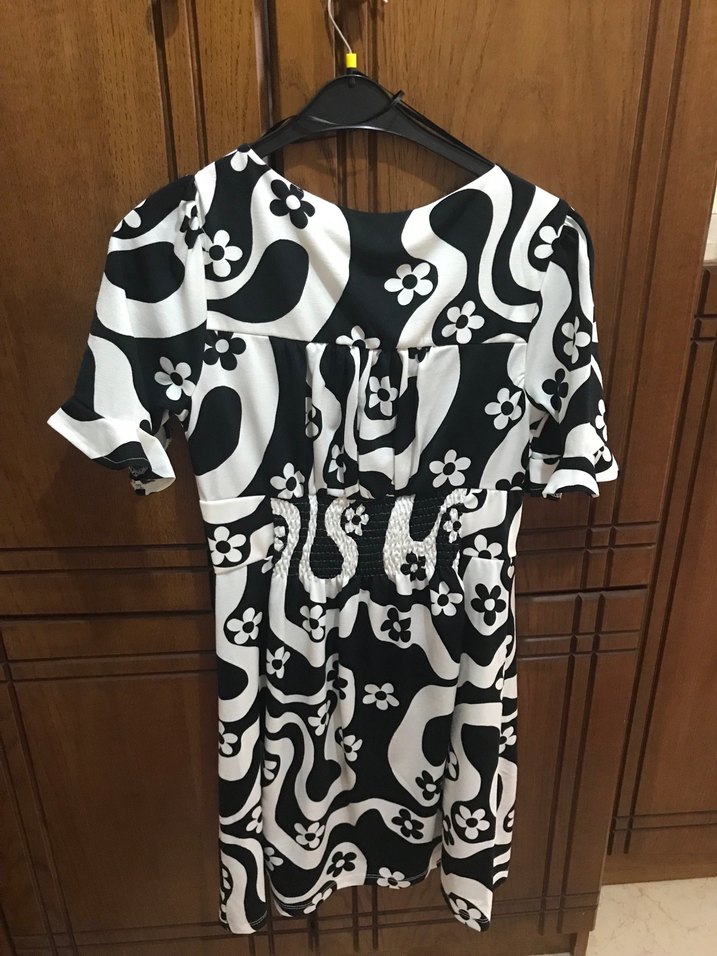 V Yaka Fırfırlı Siyah Beyaz Mini Elbise - Görsel 3