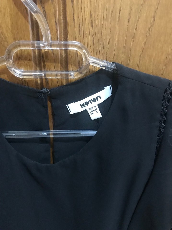 Siyah V Yaka Fırfırlı Kadın Bluz - Görsel 3