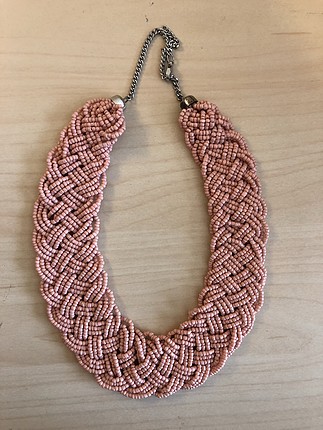 Pembe örgü kolye