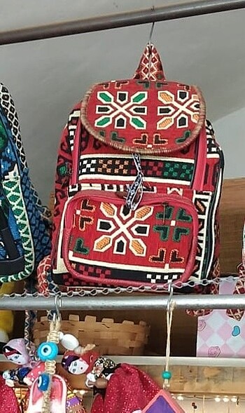 Kurmızı kilim sırt çantası