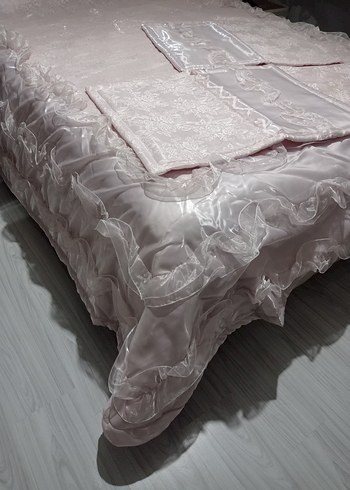 Beden beyaz Renk Pembe Nakışlı Yatak Örtüsü