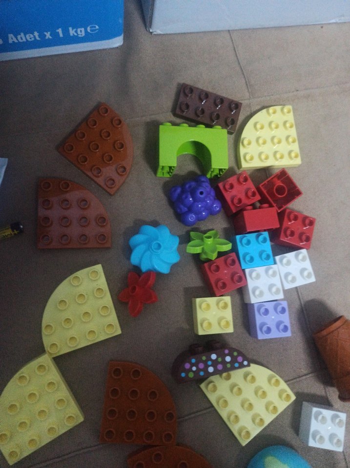 Çeşitli Renklerde Lego Parçaları - Görsel 2