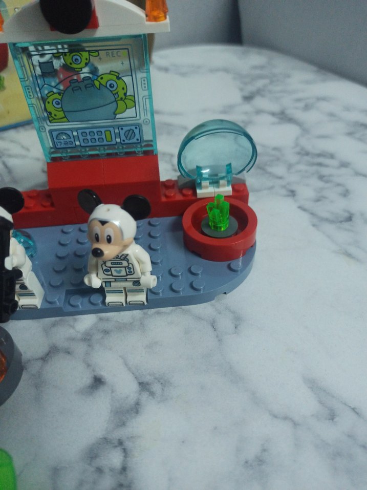 Mickey mouse uzay istasyonu - Görsel 4