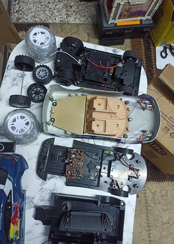 Beden RedBull ve BOSCH logolu gri oyuncak araba