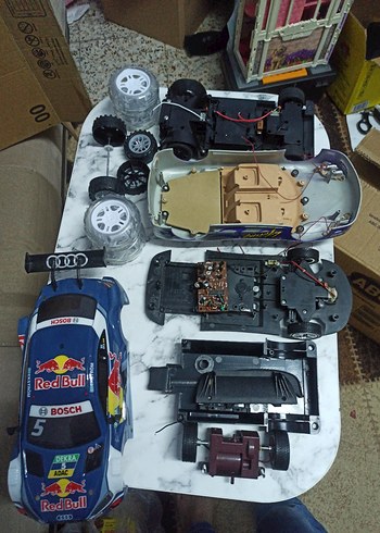 RedBull ve BOSCH logolu gri oyuncak araba