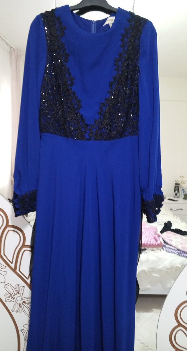 Uzun Kollu Mavi Nakışlı Uzun Elbise - Görsel 2