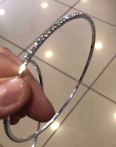 Beden beyaz Renk 10cm çapında taşlı halka küpe
