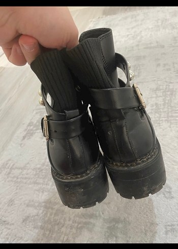 Stradivarius Tokalı Siyah Deri Kadın Bot