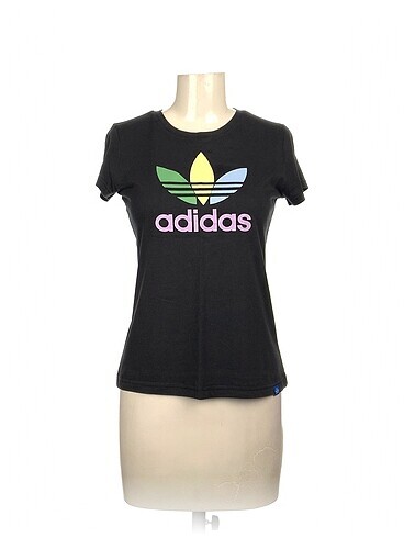 Adidas T-shirt %70 İndirimli.