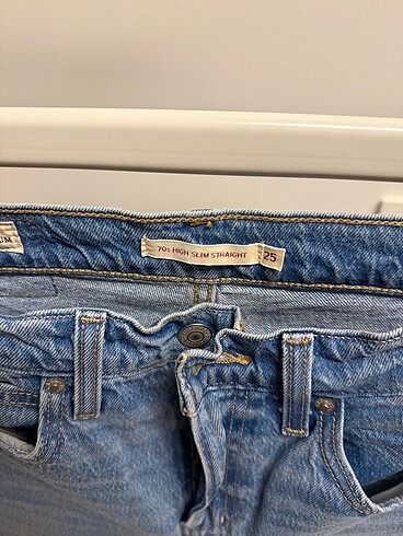 Levis Straight