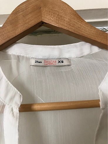 xs Beden Bershka şifon işlemeli bluz