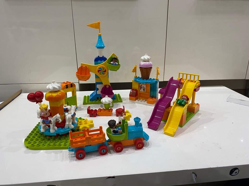 Renkli LEGO Eğlence Parkı Seti - Görsel 2