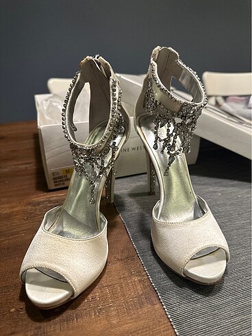 Nine West Beyaz Saten ve Taşlı topuklu abiye ayakkabı
